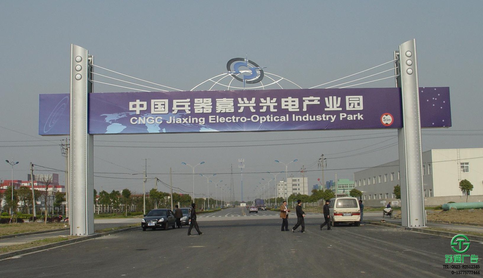 跨街廣告牌生產(chǎn)廠家提供周到的設(shè)計、制作、安裝、維護服務(wù)