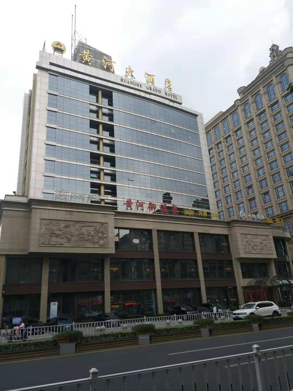 黃河大酒店樓頂發(fā)光字制作 黃河大酒店樓頂發(fā)光字制作